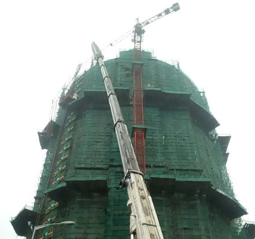 石城吊车在工地上作业